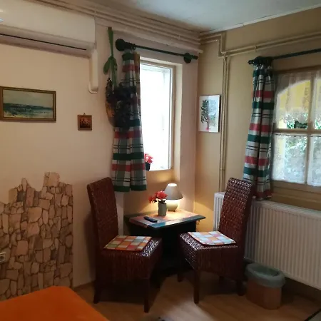 Castello Vendeg Es Apartmanhaz * Eger