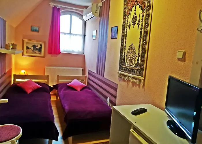 Castello Vendeg Es Apartmanhaz Eğri