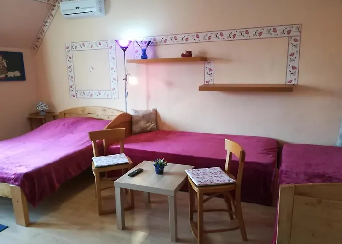 Daire Castello Vendeg Es Apartmanhaz Eğri