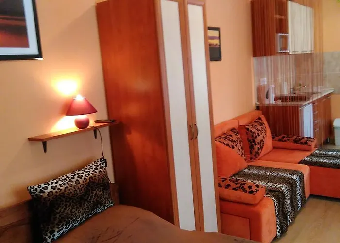 Castello Vendeg Es Apartmanhaz Eğri