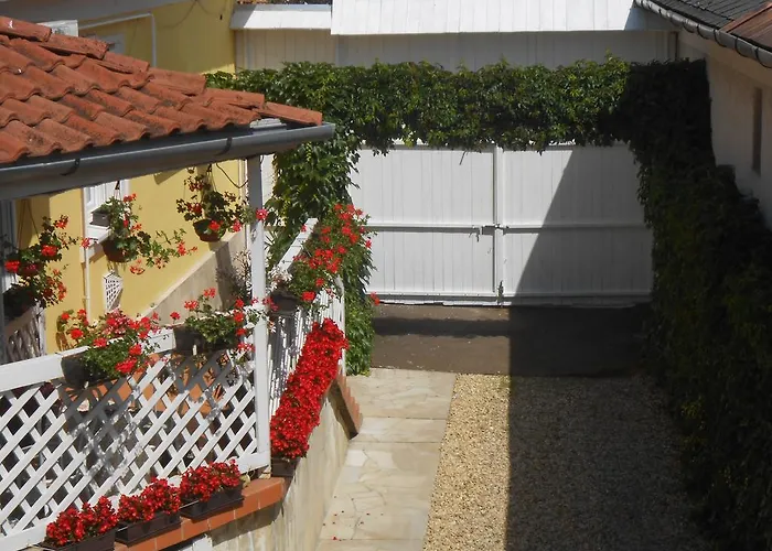 Castello Vendeg Es Apartmanhaz * Eğri