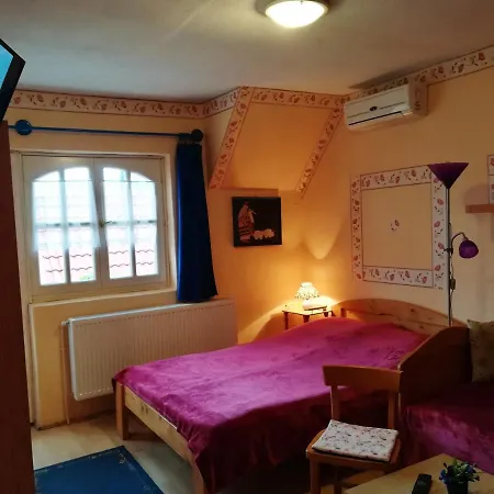 Castello Vendeg Es Apartmanhaz *